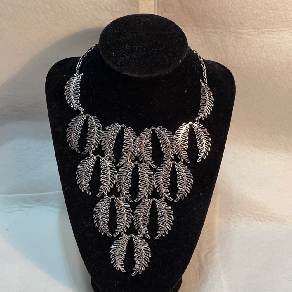 Vintage Vendome silver tone laurel leaf collar necklace 17”